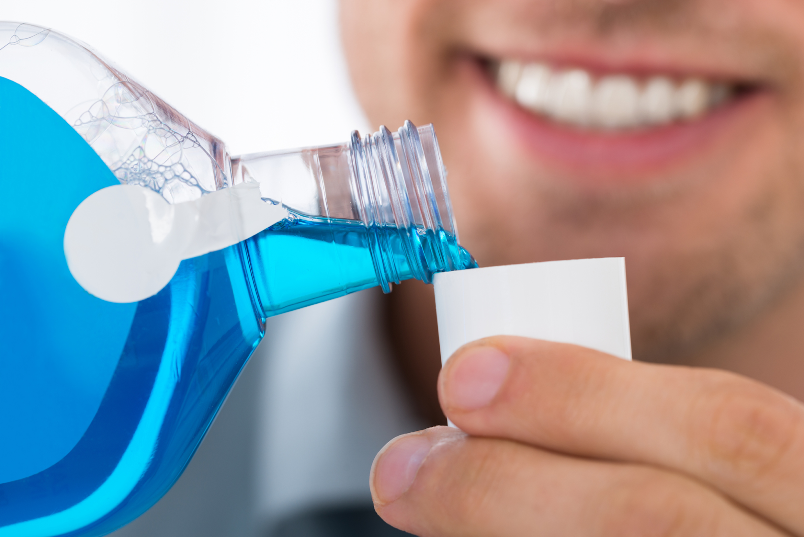 Alcohol-free fluoride mouthwash to support enamel and reduce stains