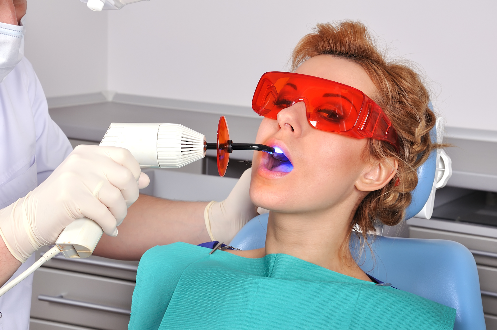 In-clinic teeth whitening procedure with light activation
